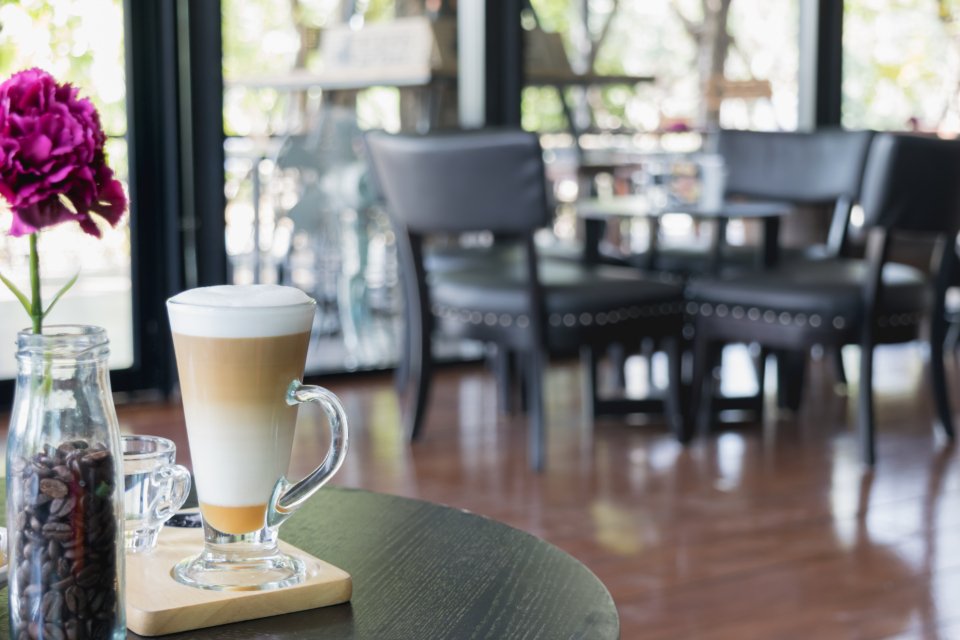 Ly latte trong quán cà phê