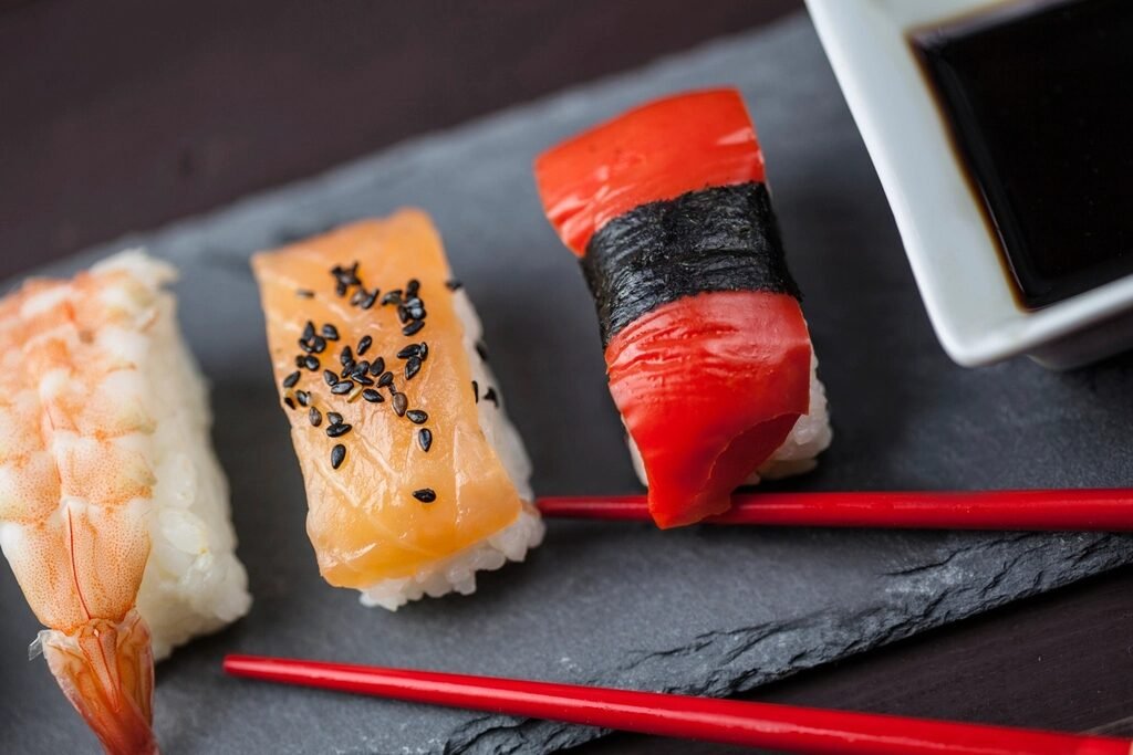 Sushi cá hồi và cá ngừ trên đá đen
